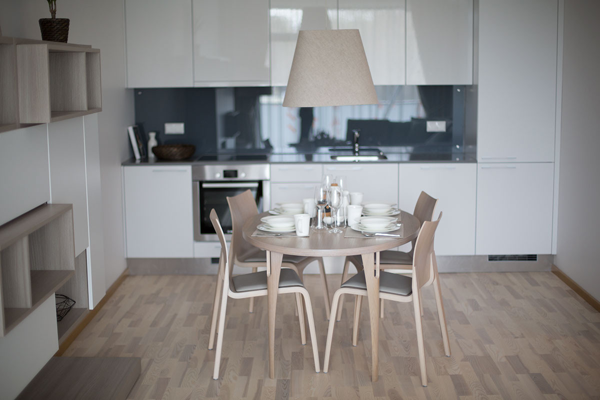 Stilett table and Flow chairs in an appartment in Jūrmala (Latvia) 7786