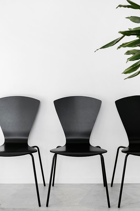 Moodne vineerist tool, värvitud must