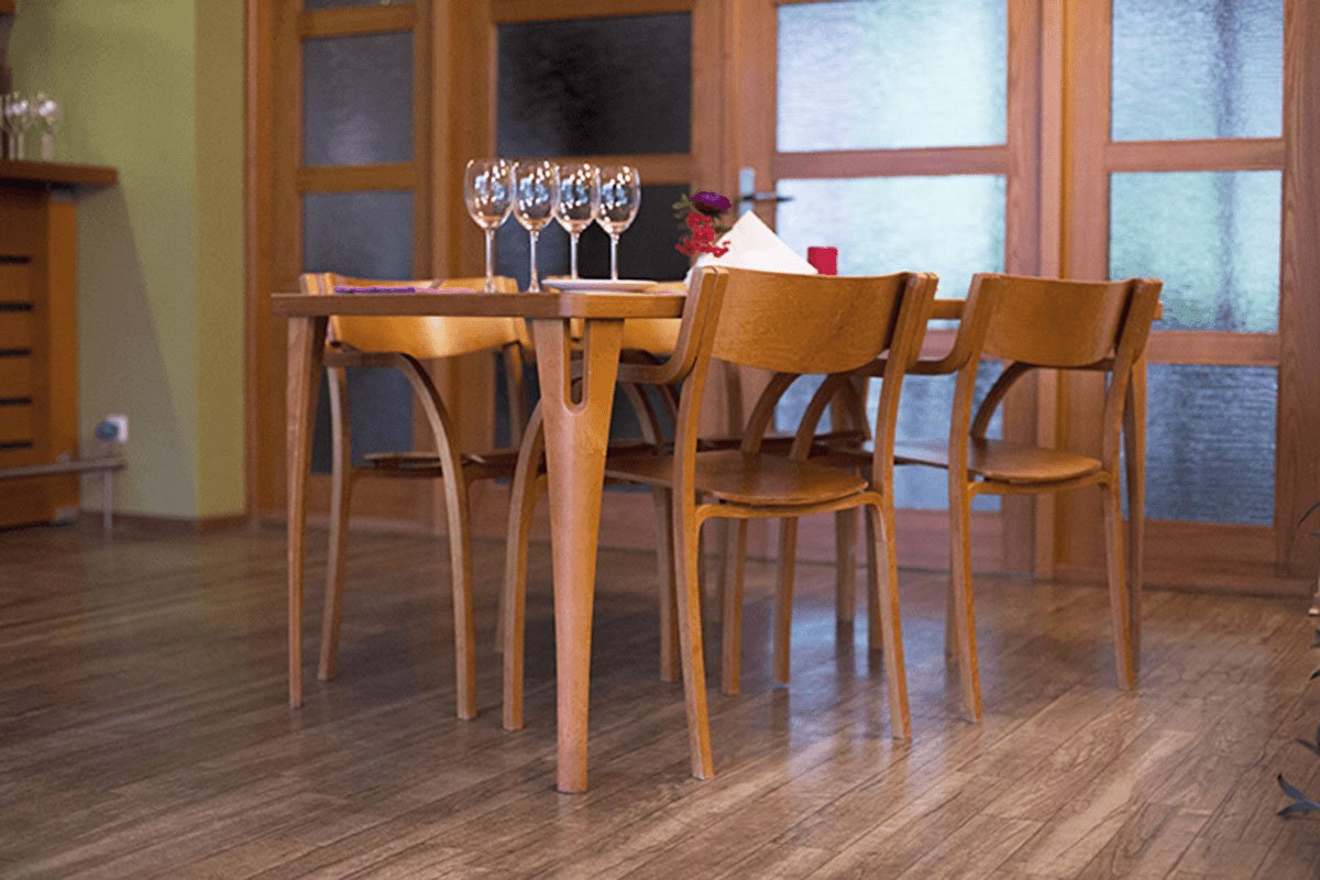 Skandinaviško dizaino stalas iš beržas, vyšnios beicas