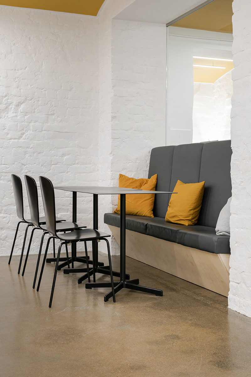 Skandinaavia disain tool, värvitud must