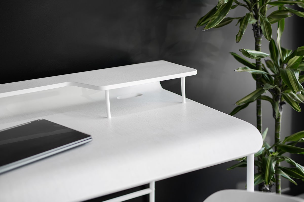 Skandināvu dizaina galds no rieksta, tonēta laka