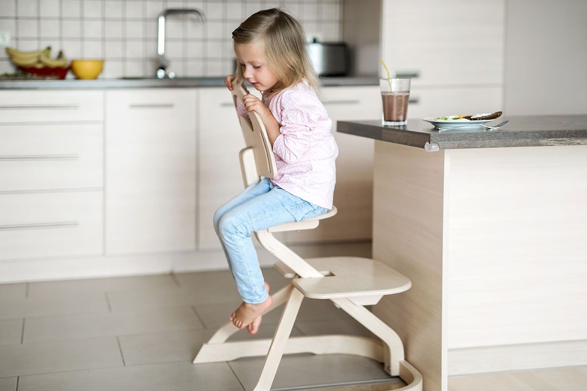 Skandināvu dizaina barošanas krēsliņš no bērza, balināts